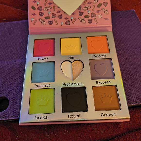 Eyeshadow Palette with Purple and Gold Shades - Picture 10 of 15